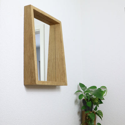 Spiegelrahmen aus Holz mit Ablage