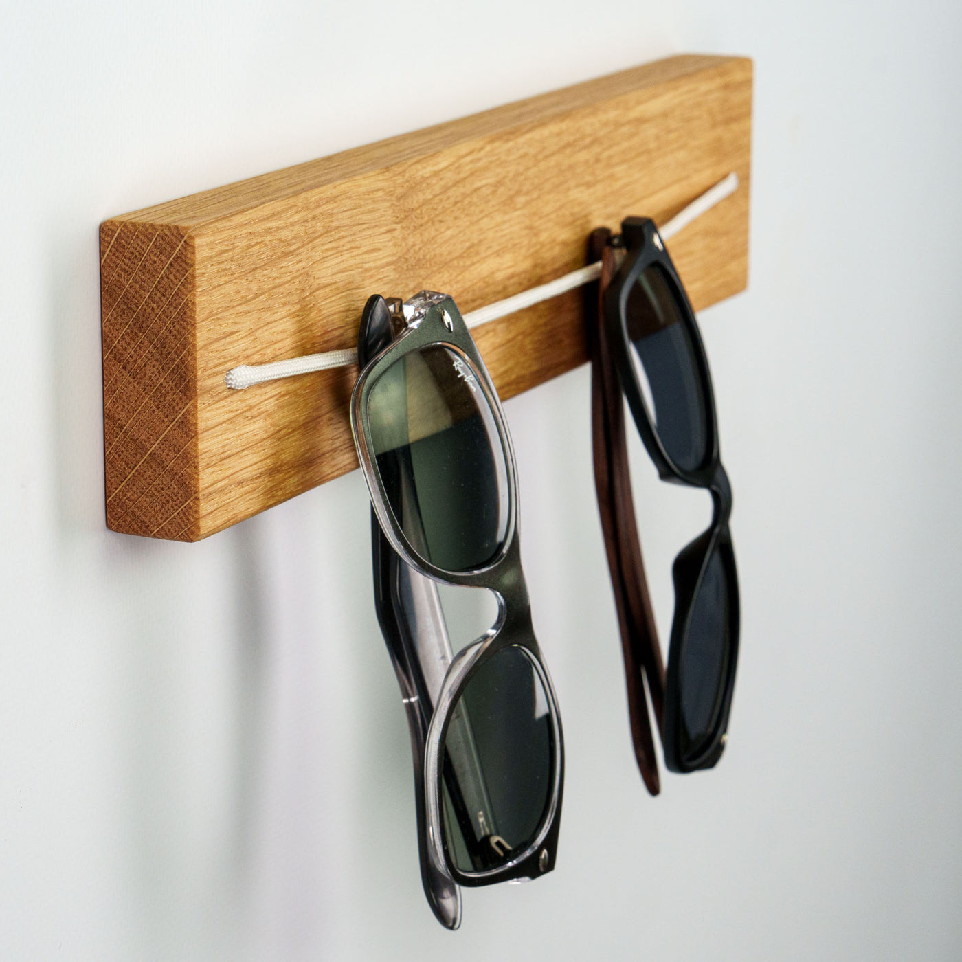 Brillenhalter SPECULA aus Holz